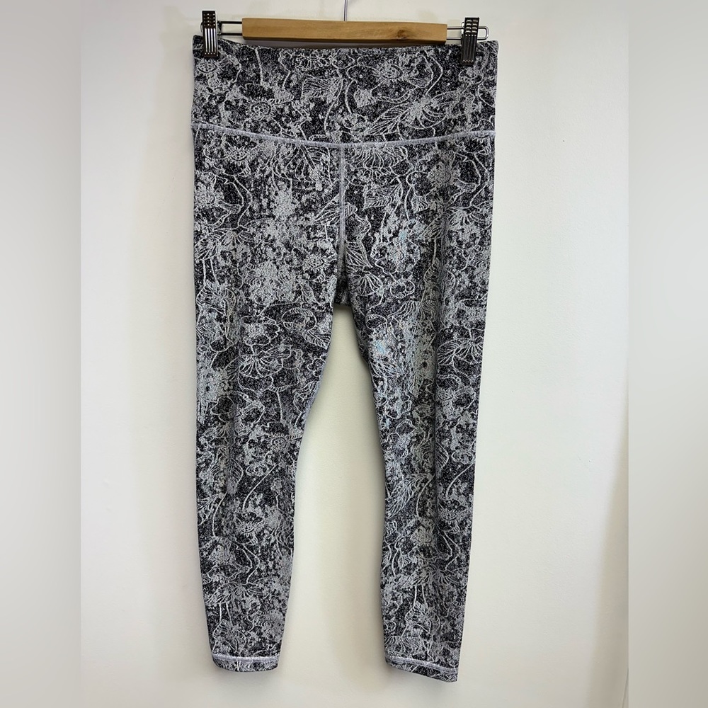 ATHLETA, Elation Graffiti 7/8 Tight, Black White Fleur, Size Medium